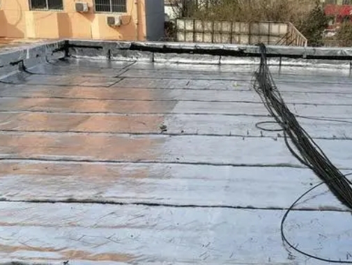 西充卫生间漏水维修公司分享下西充屋面楼顶防水刚性防水层施工要点。